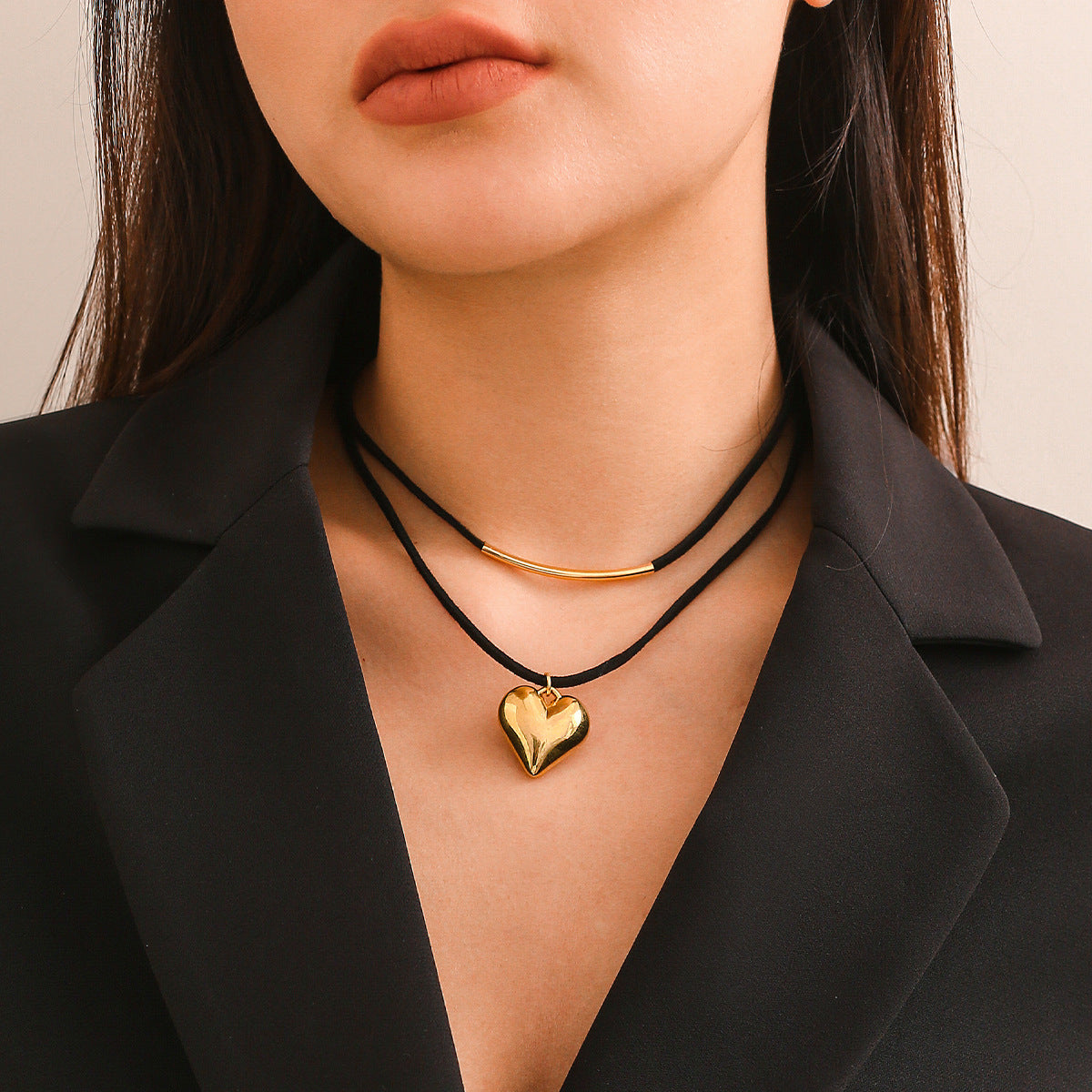 Black rope velvet geometric small heart necklace with simple curved tube heart Neck